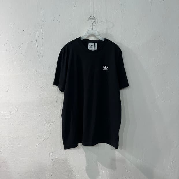아디다스 검흰 반팔티 105