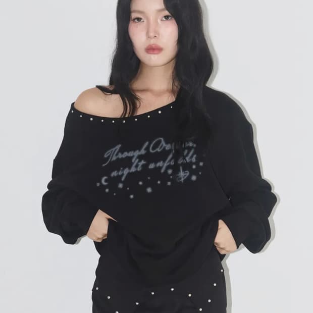 택포) 일리고 원숄더 스터드 보트넥 맨투맨 블랙