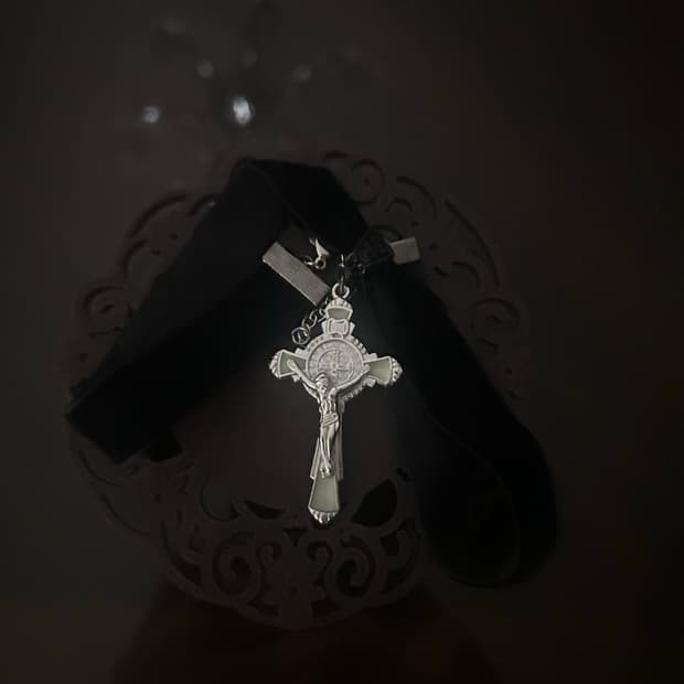 고스 고딕 야광 십자가 벨벳 초커