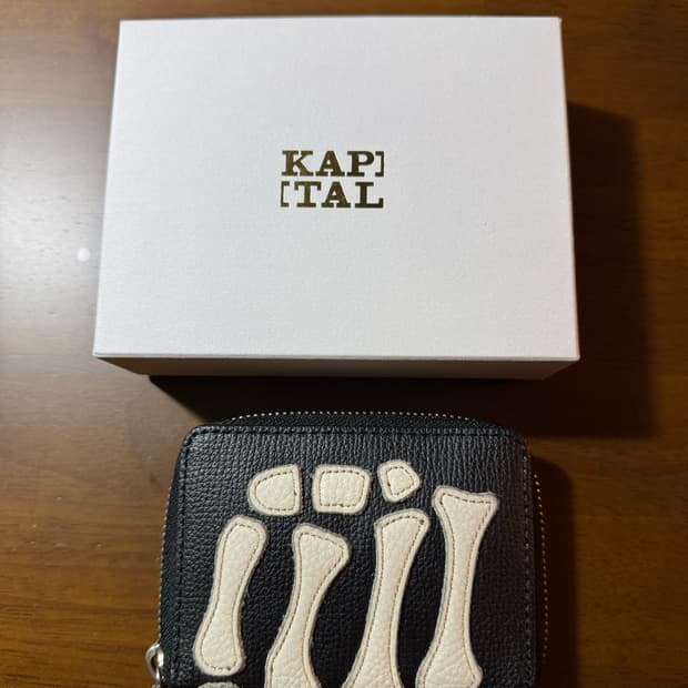 캐피탈 떰즈 업 본 핸드 지갑 블랙