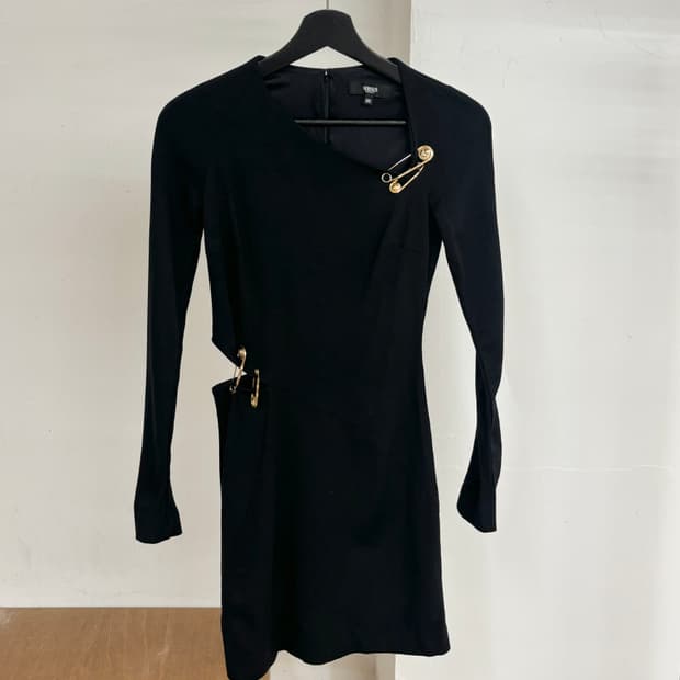 베르사체 블랙 세이프티 핀 드레스