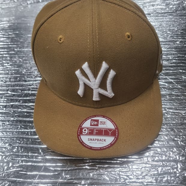 뉴에라 9FIFTY 뉴욕 양키스 스냅백 베이지
