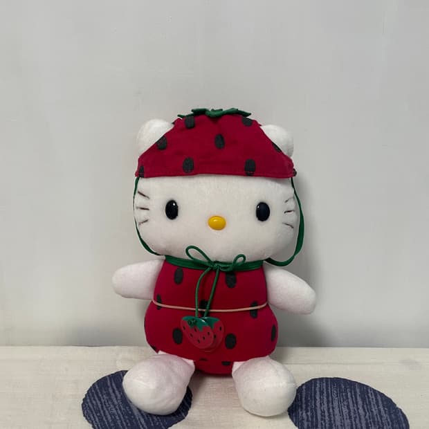 2001년 고전 산리오 딸기 키티 인형
