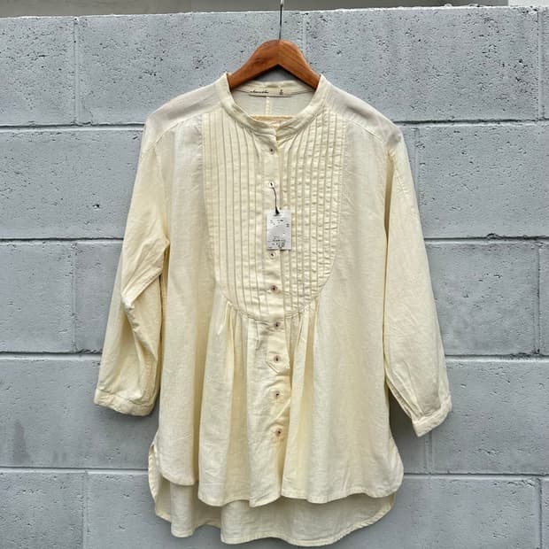 크림 린넨 핀턱 블라우스