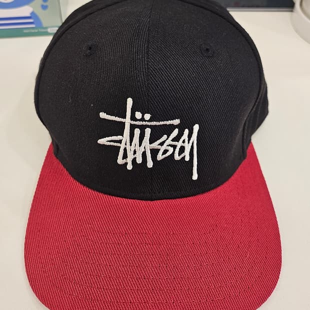 스투시 블랙/레드 볼캡 모자