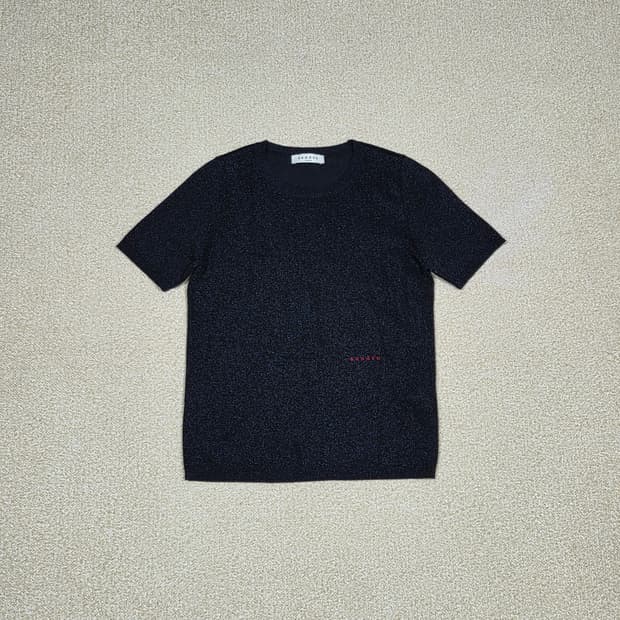 [산드로] 레드 로고 메탈릭 글리터 라운드넥 반팔 니트 | S00052