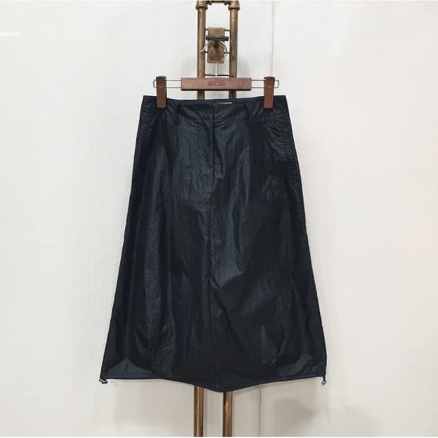 마뗑킴(Matin Kim) 글로시 볼륨 미디 스커트 S