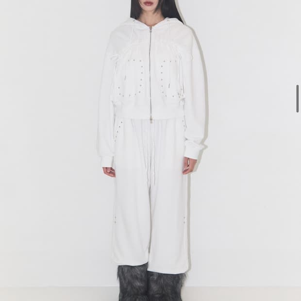 새제품) 일리고 스터드 프레이드 스웻팬츠 화이트