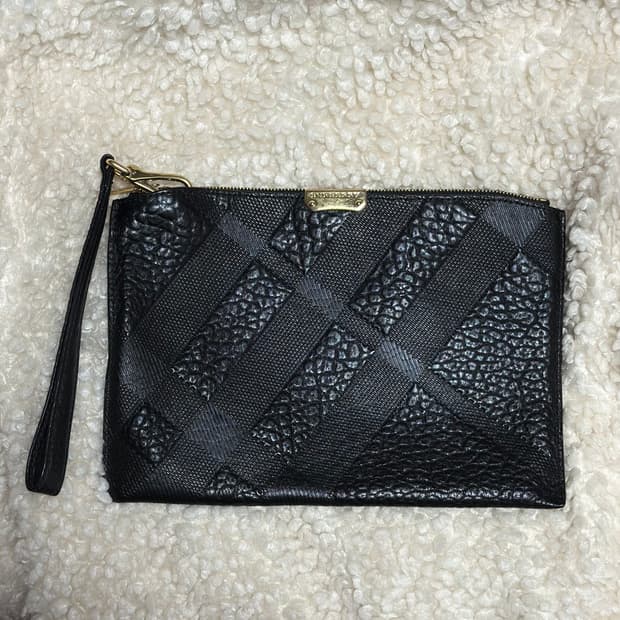 정품 버버리 블랙 가죽 체크 음각 클러치백