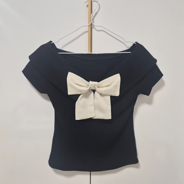 Ribbon point knit off shoulder