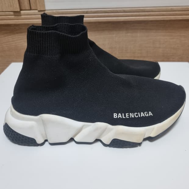 발렌시아가 스피드러너 240사이즈