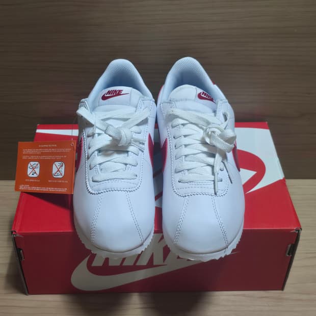 새제품)나이키 우먼 코르테즈 바사티레드 팝니다.