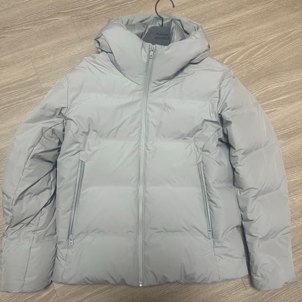 유니클로 심리스 다운파카 m 팝니다