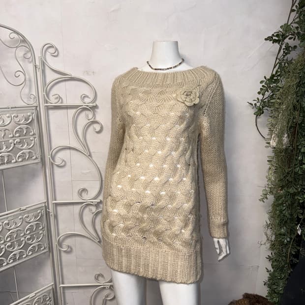 Beige flower corsage twist knit ops