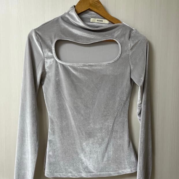 데어드 컷아웃 탑