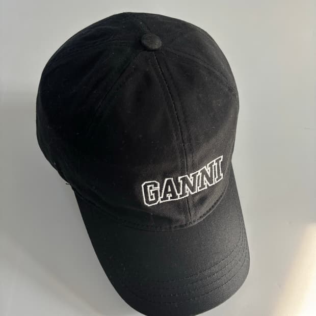 Ganni 가니 자수 로고 코튼 볼캡