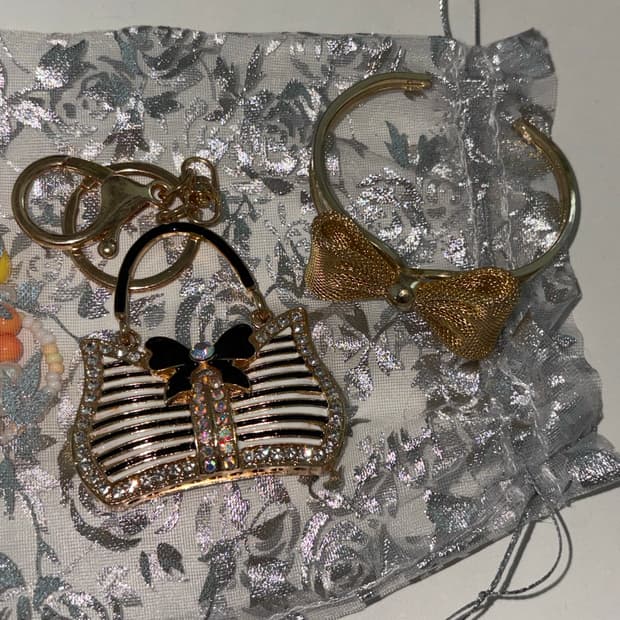 히메갸루 골드큐빅리본팔찌+ 블랙리본가방키링 