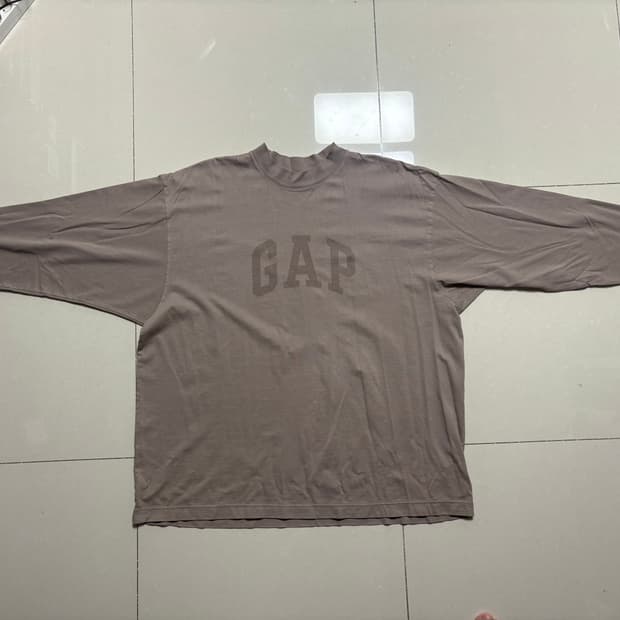 이지갭 엔지니어드 바이 발렌시아가 도브 롱 슬리브 베이지 (XL)
