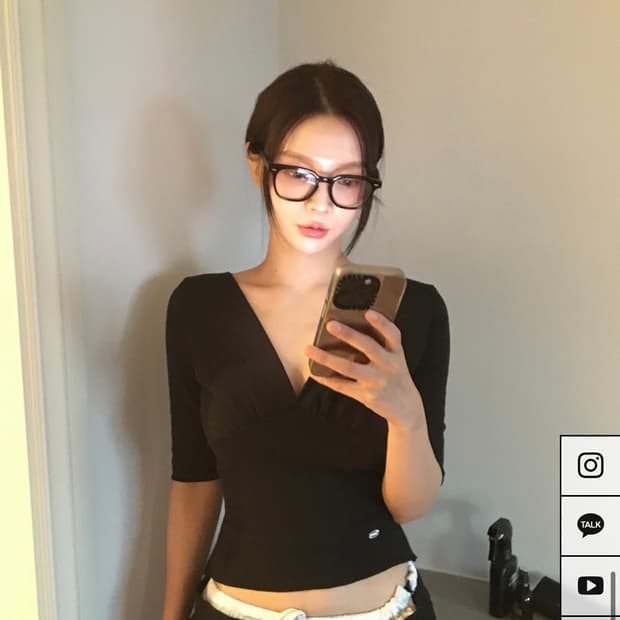 미윳 아이보렛 셔링브이넥 검정