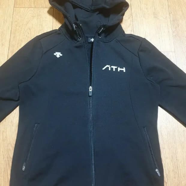 데상트 후드집업 95 사이즈입니다