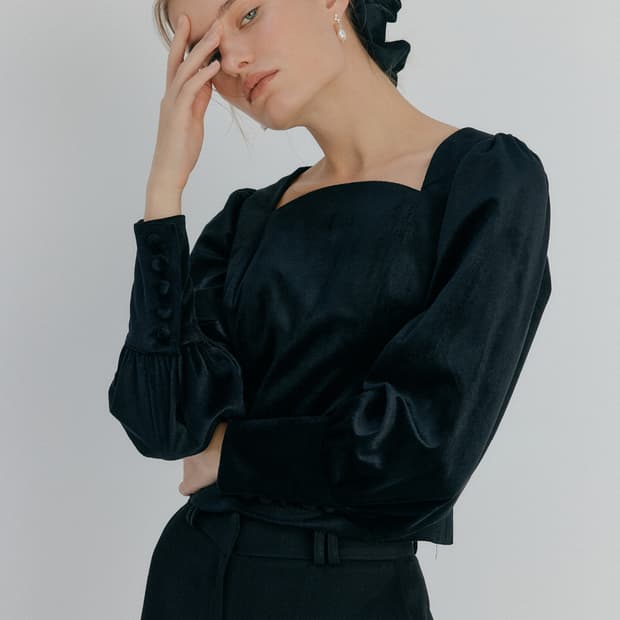 Clair de sage 세이지 하프 문 벨루어 블라우스