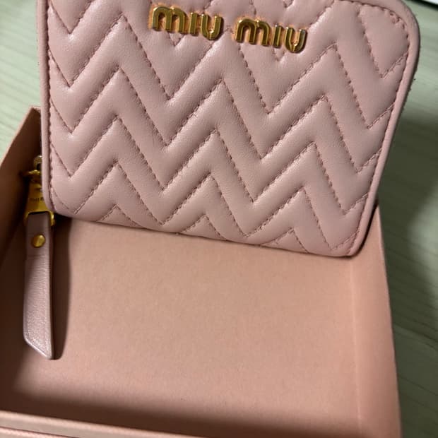 미우미우 마틀라세 핑크 반지갑