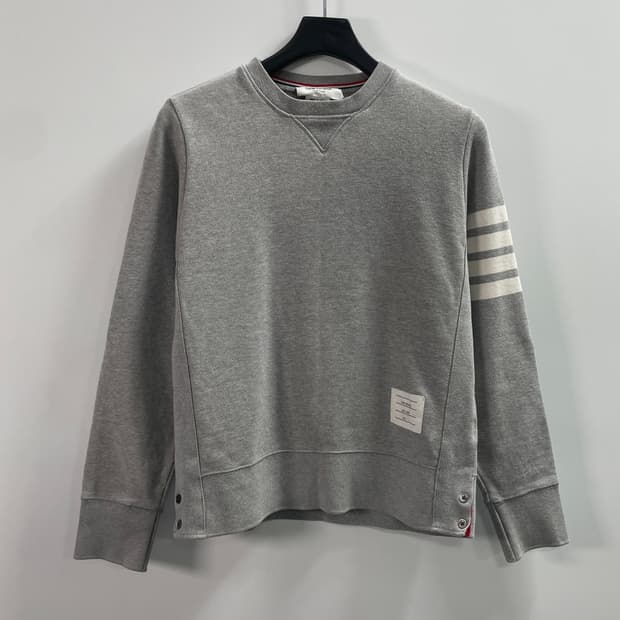 톰브라운 사선 라운드 맨투맨 (on.733)