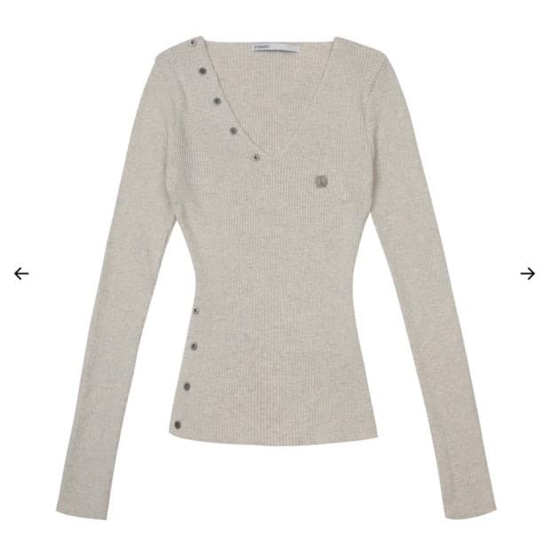 보헤미안서울 버튼 브이넥 슬릿 니트 오트밀