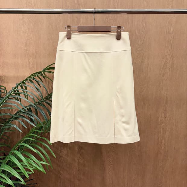 띠어리 A라인 미디 스커트 미니멀 하이웨스트 세로 절개 디테일 아이보리