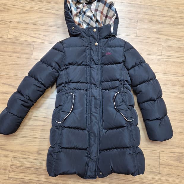 닥스 키즈 공용 패딩 점퍼 140사이즈입니다. 겉감은 폴리 소재로 되어있