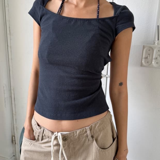 에스이오 OPEN BACK CAP SLEEVE TOP ASH BLACK