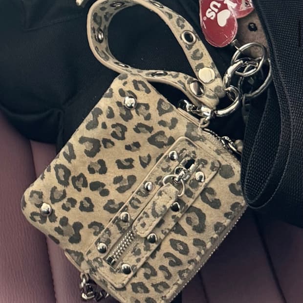 다이닛 STUD CROSS CHAIN WALLET 레오파드