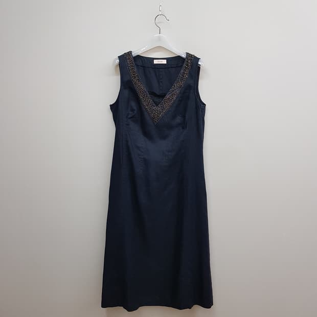 Laurel 라우렐 비즈 넥라인 린넨 슬리브리스 롱 원피스 M사이즈