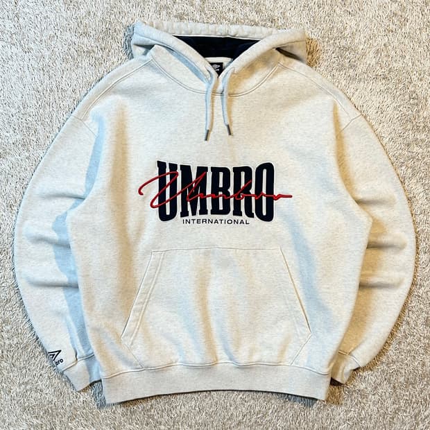엄브로 UMBRO 기모 레터링 후드티 아이보리