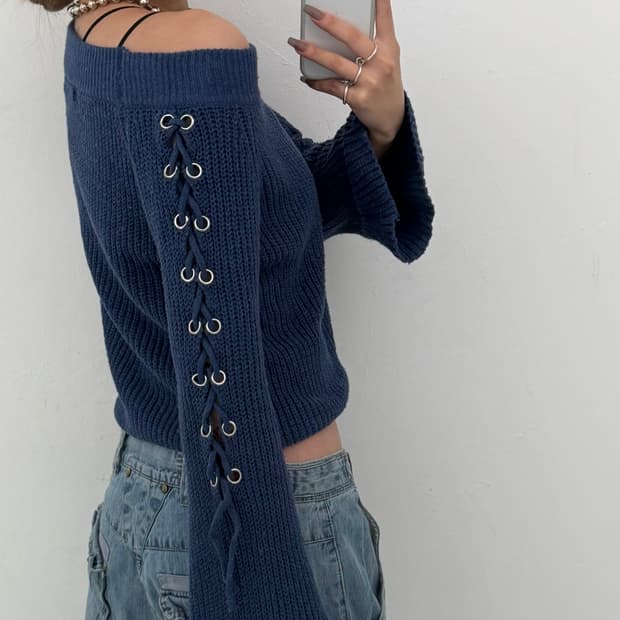 Gorge 데님 블루 아일렛 디테일 니트