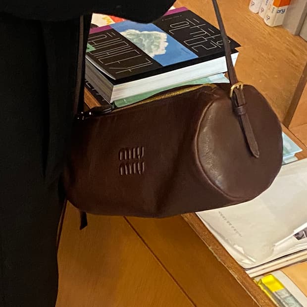 미우 미우 miumiu 나파 레더 파우치 브라운