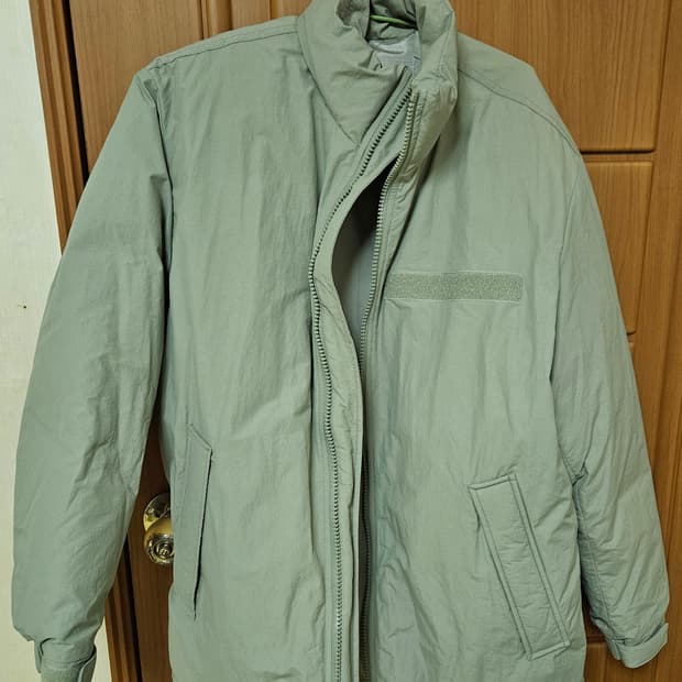 에잇세컨즈 카키 패딩 M사이즈