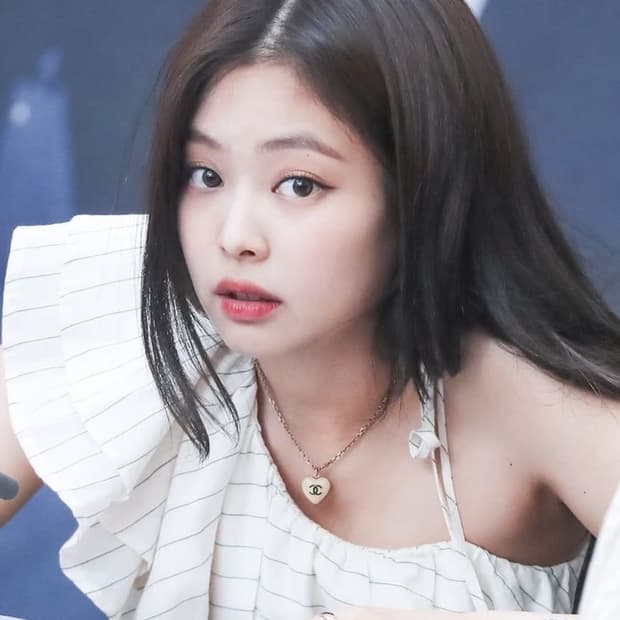 샤넬 하트 목걸이 (뒷면 리본) 제니 착용