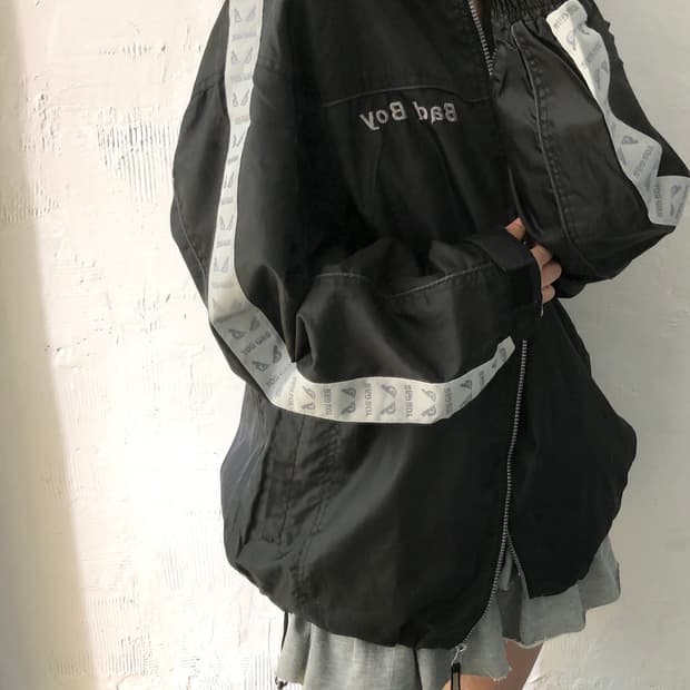 Bad Boy 배드보이 블랙 컬러 트랙라인 후드내장 바람막이