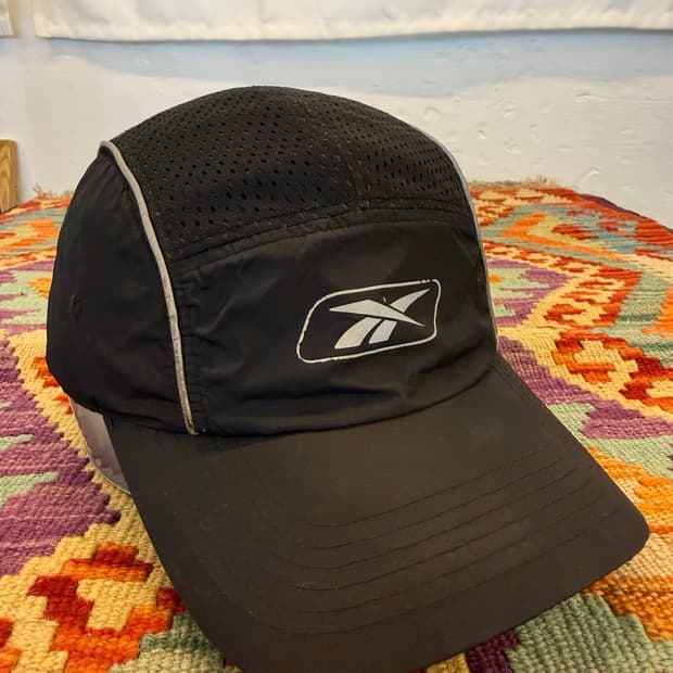 리복 블랙 파이핑 캠프캡 