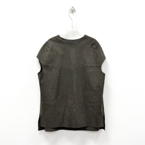 르베이지 스웨이드 텍스처 캡 슬리브 탑