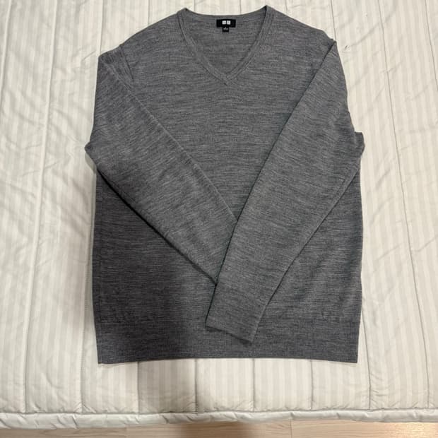 유니클로 메리노 V넥 니트 