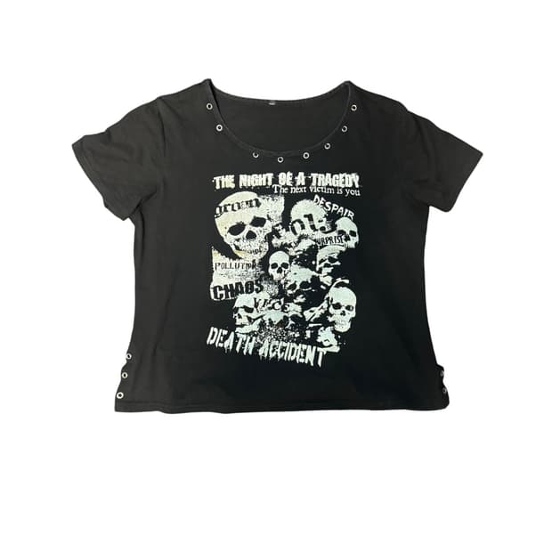 skull-printed black t-shirt