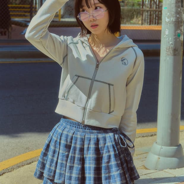 썸플레이스 라라진 프릴 체크 레이어드 코튼 랩 숏 플리츠 스커트 네이비