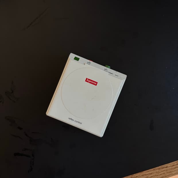 supreme braun 시계