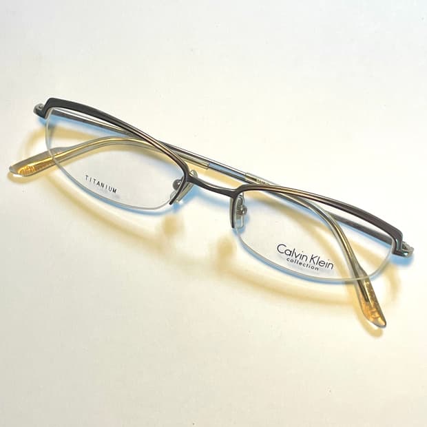 Calvin Klein 캘빈클라인 사의 빈티지 반무테 안경 판매합니다