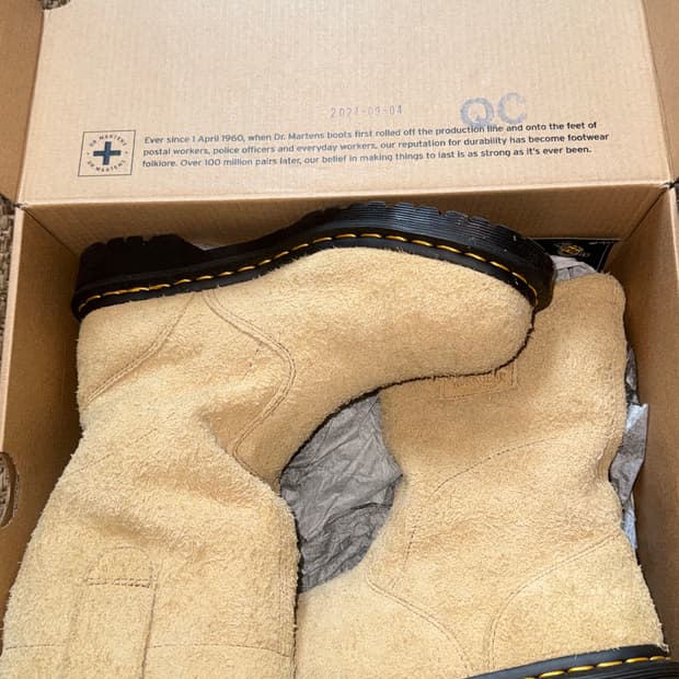 닥터마틴 x스투시 2295 데콘 샌드 헤어리 스웨이드 부츠 탄 