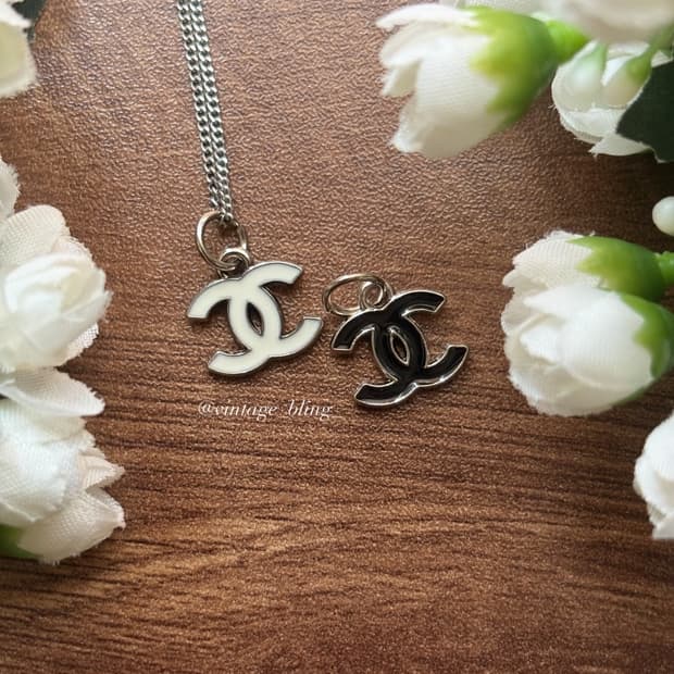 샤넬 심플 미니 로고 실버 목걸이