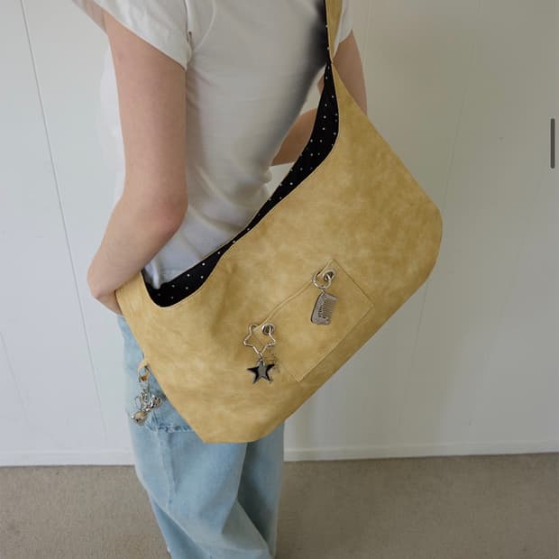 레터리 리버시블 숄더백 버터