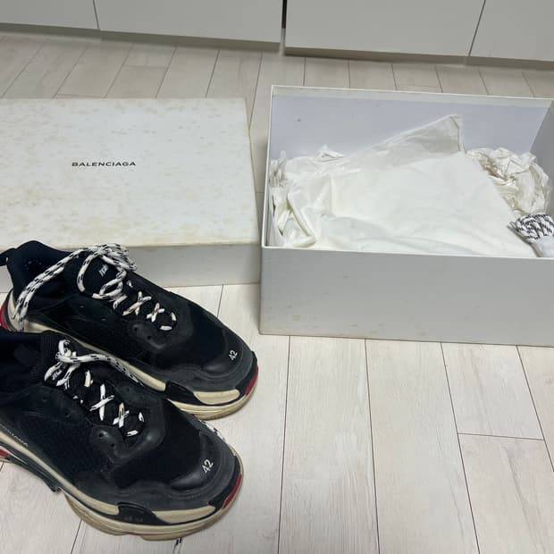 발렌시아가 트리플 s 브레드 초판